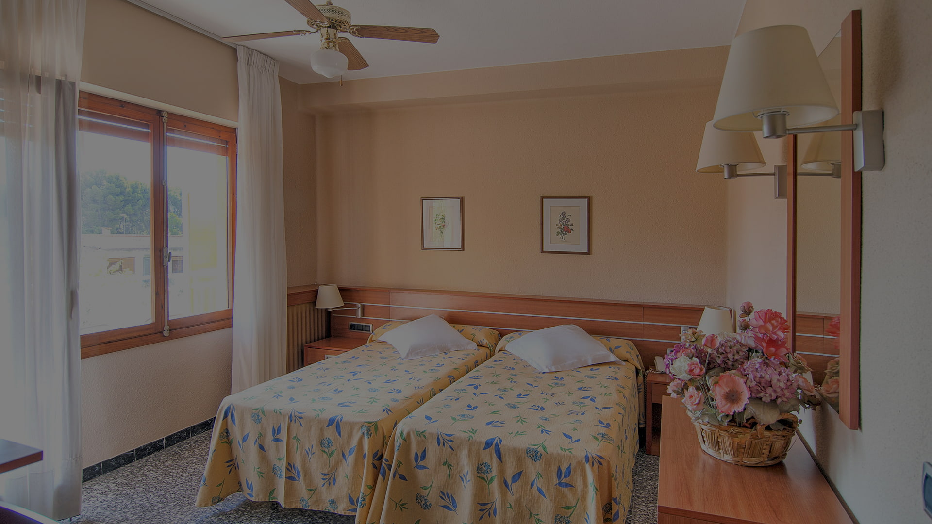 Room Room at the Vista Alegre Hotel, with two single beds with wooden headboards