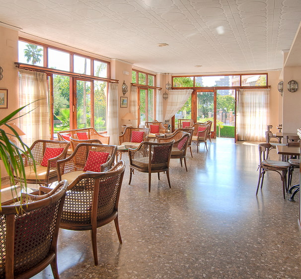 Hotel en Benicasim Área de bar del Hotel Vista Alegre, con vistas a los jardines