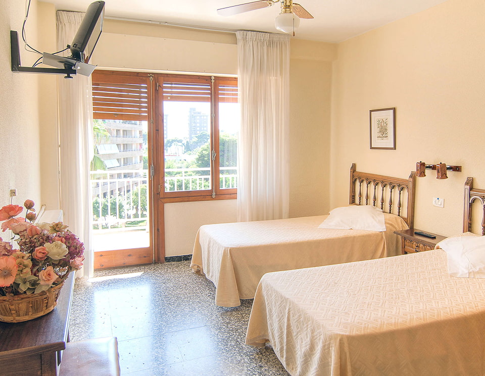 Triple Room Room with single beds and balcony with unobstructed views